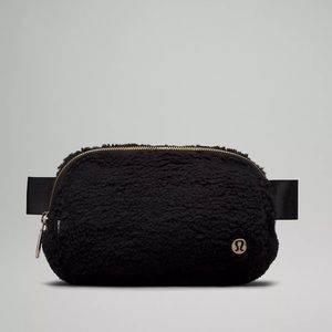 Lululemon sherpa belt bag